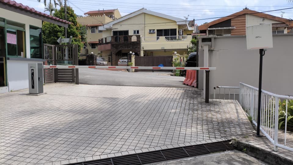Residential barrier gate with RFID reader